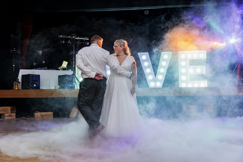 Première danse des mariés avec fumée lourde lors d'un mariage à Schoenau en Alsace
